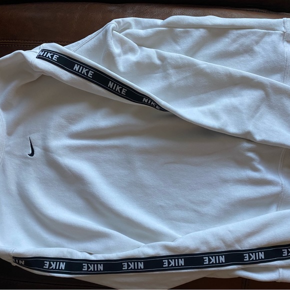 Women’s Nike crew neck - Picture 4 of 4